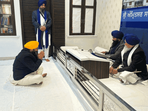 ये फोटो 15 जनवरी की है। अकाल तख्त जत्थेदार के सामने हाथ जोड़कर बैठे सीएम भगवंत मान। - फाइल फोटो