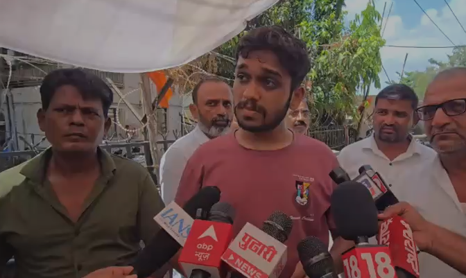 आकाश उगले, संचिता के चचेरे भाई।