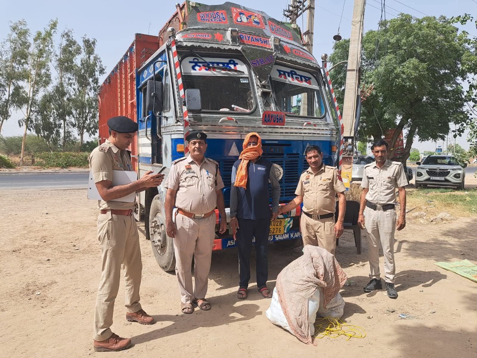वह ट्रक, जिससे अफीम बरामद के बाद कट्‌टे में रखी और ड्राइवर के साथ सिरसा पुलिस