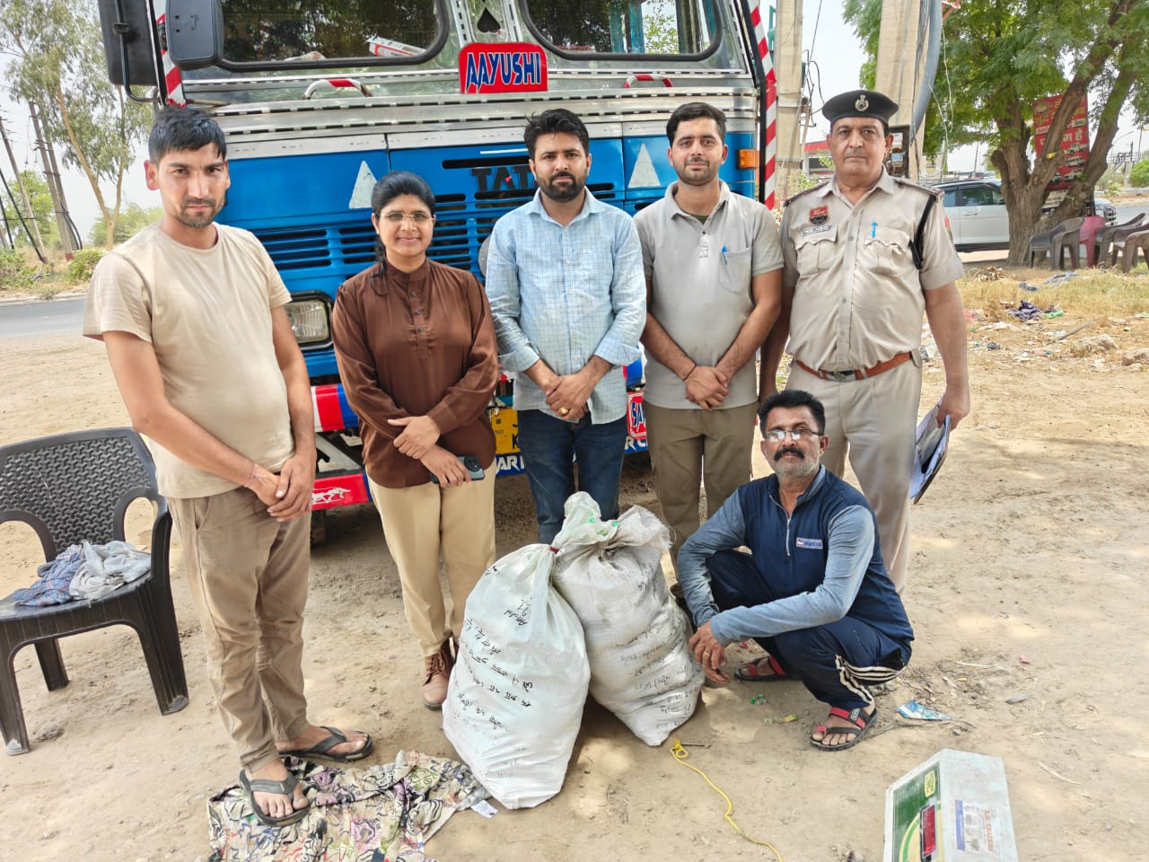 ट्रक से अफीम बरामद करने पर ड्राइवर के साथ जोधपुर एंटी नारकोटिक्स टास्क फोर्स की इंस्पेक्टर किरण जीत कौर व उनकी टीम। साथ में सिरसा पुलिस से एसआई
