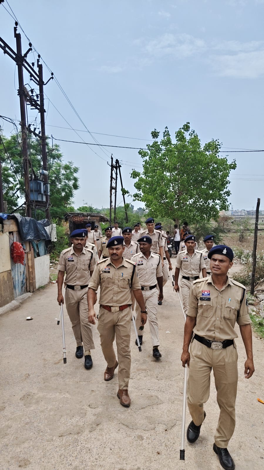 करीब 100 पुलिस अधिकारियों और जवानों ने दबिश देकर 300 से ज्यादा मकानों की जांच की। Raipur police raid
