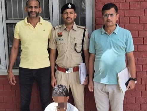 रेवाड़ी पुलिस की गिरफ्त में आरोपी। - Dainik Bhaskar