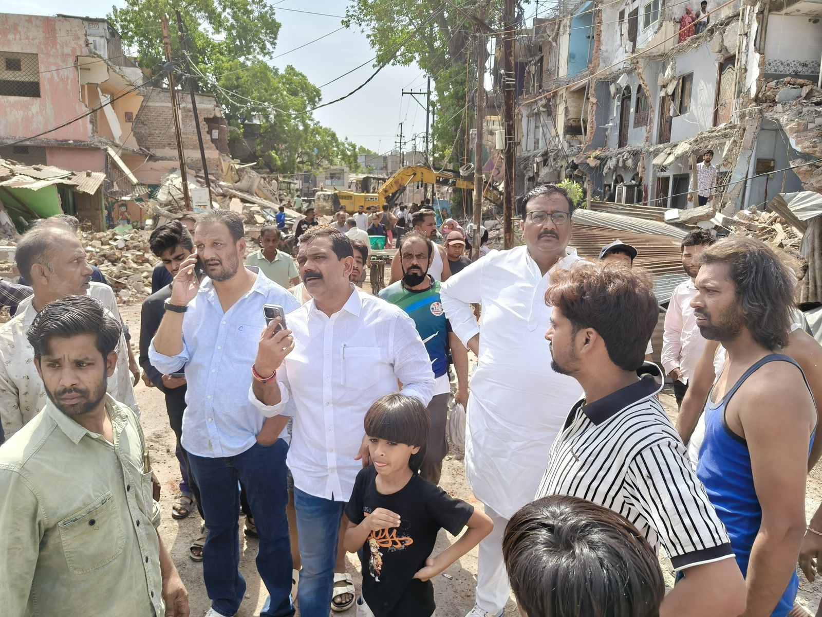 शहर कांग्रेस अध्यक्ष चिंटू चौकसे भी घटनास्थल पर पहुंचे और प्रभावित निवासियों से बातचीत की।