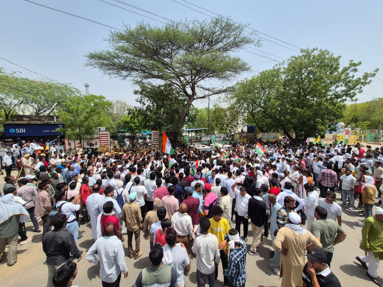 बड़ी संख्या में कलेक्ट्रेट पहुंचे लोगों ने प्रदर्शन किया। प्रशासन और सरकार के खिलाफ नारेबाजी की।