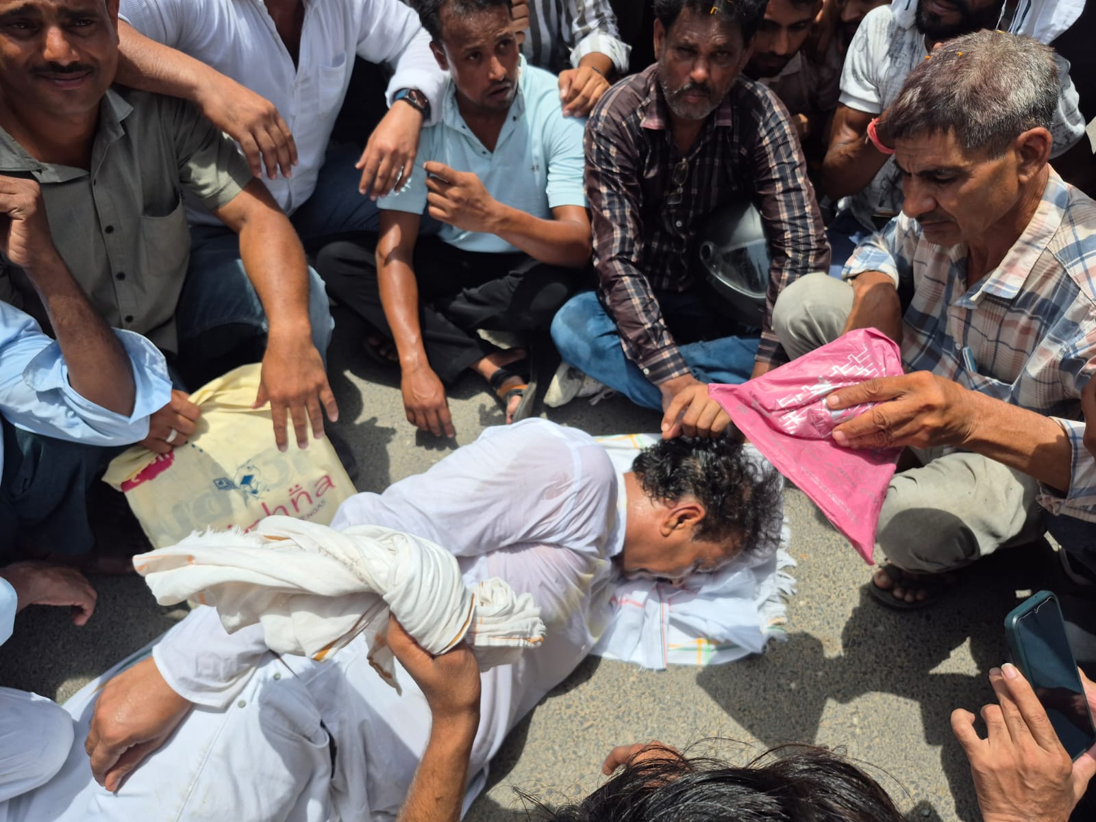 कलेक्ट्रेट के सामने पूर्व मंत्री राजेंद्र गुढ़ा की गर्मी में तबीयत बिगड़ गई।