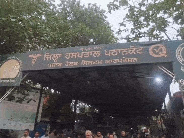 सिविल अस्पताल के बाहर धरने पर बैठे लोग।