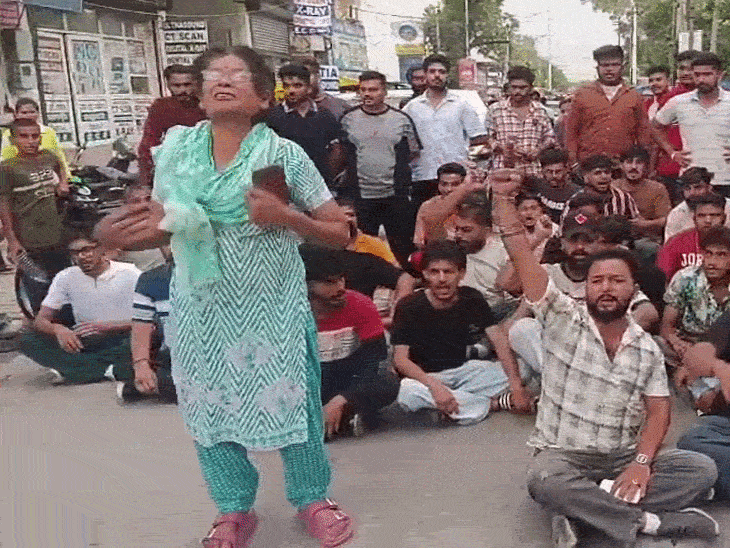 धरने में शामिल रिश्तेदार नारेबाजी करते हुए।