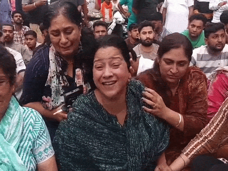 विलाप करती युवराज की मां पूजा।