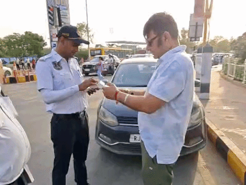 इस गाड़ी के 13 चालान बकाया मिले। ड्राइवर ने एक चालान मौके पर ही जमा करवाया, बाकी जल्द जमा करने की बात कही।