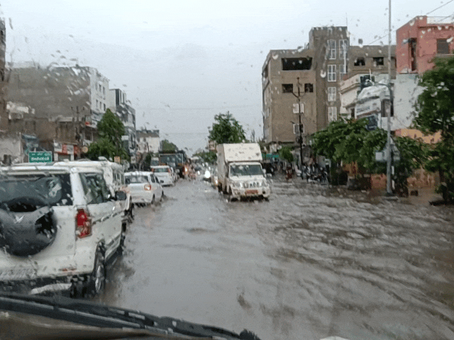 झुंझुनू की रोड नंबर 3 पर तालाब जैसे भरा पानी,सीवरेज के खड्डे में बस का टायर गिर कर टूट गया