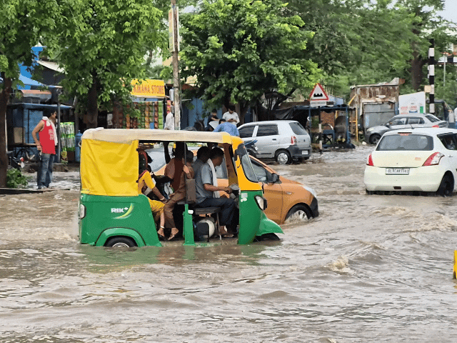 हवाई पट्टी सर्किल पर बीच सड़क बंद हुए दो रिक्शा