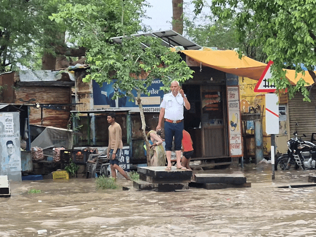 इस दौरान आम जनता ही नहीं बल्कि ट्रैफिक पुलिस कर्मचारी भी पूरी तरह भीग गए लेकिन फिर भी ट्रैफिक व्यवस्था बनाने के लिए नालों पर चढ़कर और पेंट ऊँची करके काम करते रहे, वीडियो में पुरुष और महिला कर्मचारी परेशान होते दिख रहे हैं जो कि प्रशासन की एक बहुत बड़ी चुंक है