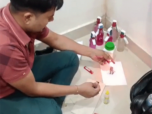टीम ने आरोपियों के पास से रिश्वत के पैसे बरामद किए।