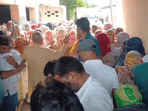 घर के अंदर अंकित का शव रखकर अंतिम दर्शन करते परिवार के लोग।