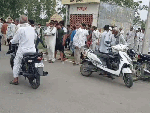 अंतिम संस्कार के लिए शव को लेकर शमशान घाट लेकर जाते हुए ग्रामीण।