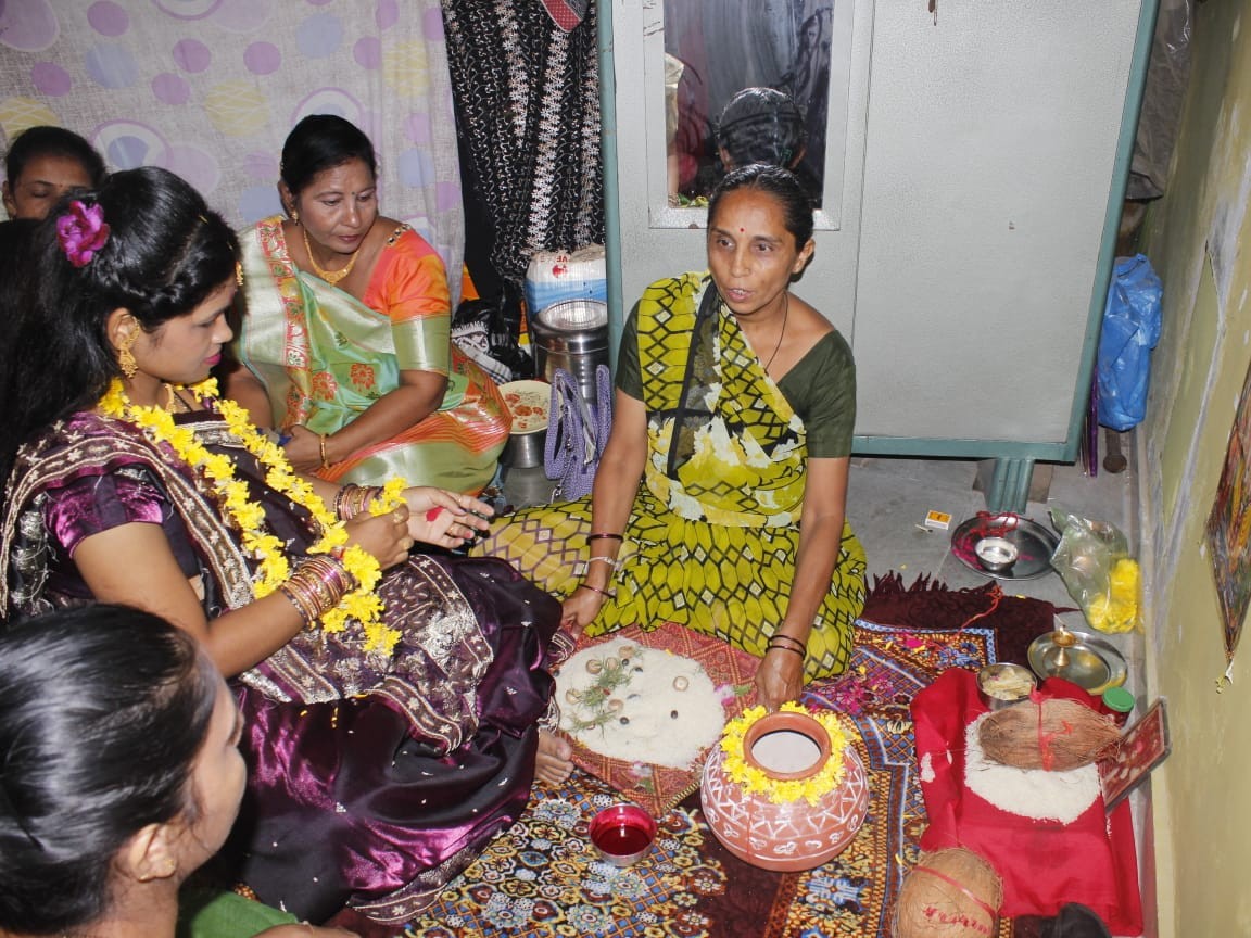 साल 2016 में काजुली ने हिंदू रीति-रिवाजों से तरुण से शादी की थी।