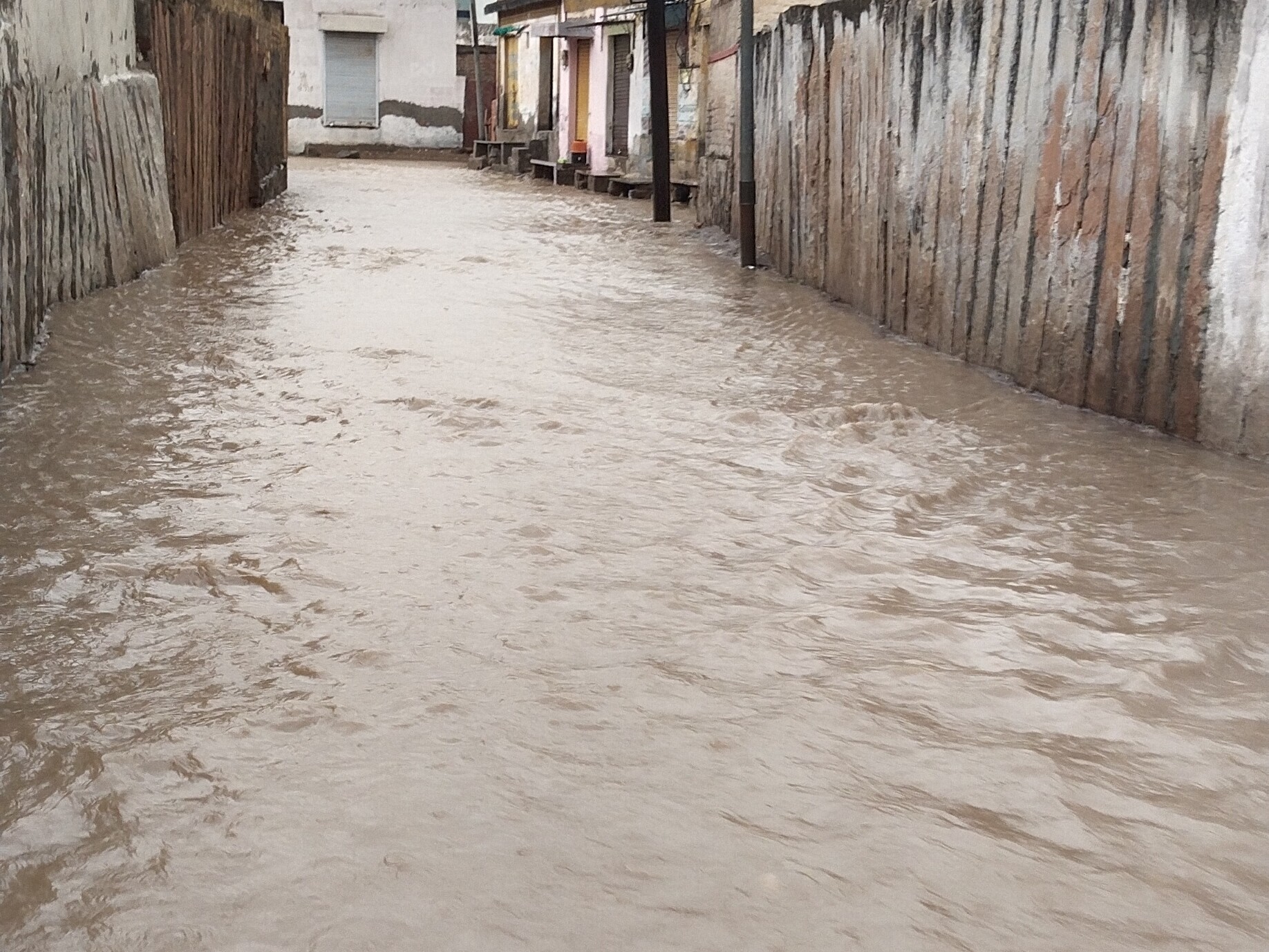 ढलान वाले इलाकों में बारिश से पानी भर गया।