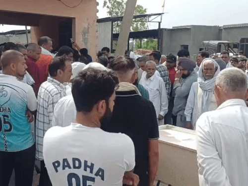 घर पर शव आने के बाद संस्कार के लिए एकत्रित हुए ग्रामीण।