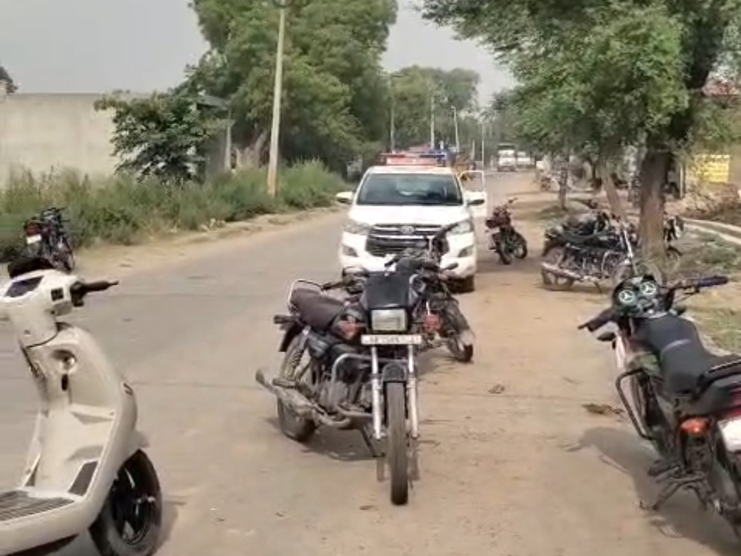 मौके पर पहुंची पुलिस की गाड़ी।