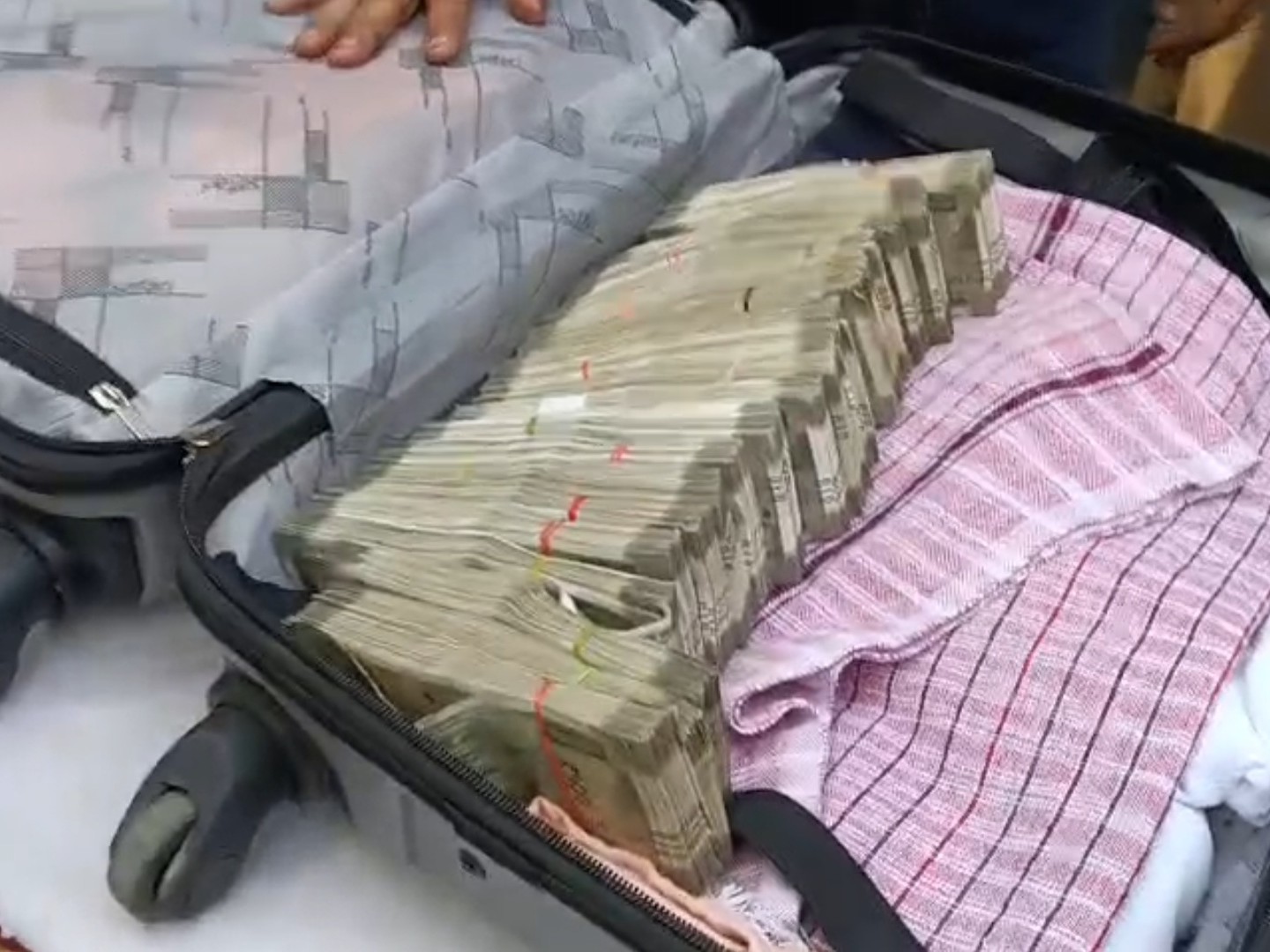 500 के नोटों की 20 गड्डियों में ₹10 लाख रुपए थे।