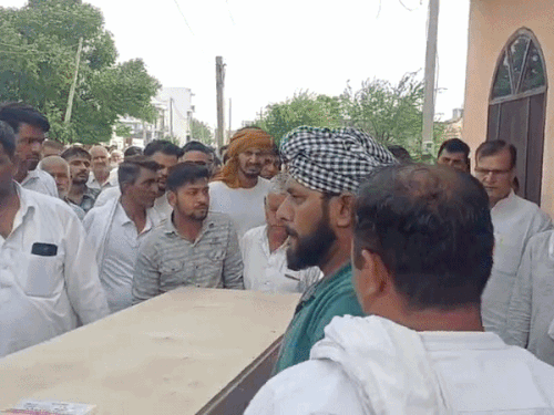 एम्बुलेंस के जरिए दिल्ली ऐयरपोर्ट से गांव मं पहुंचा अंकित का शव।