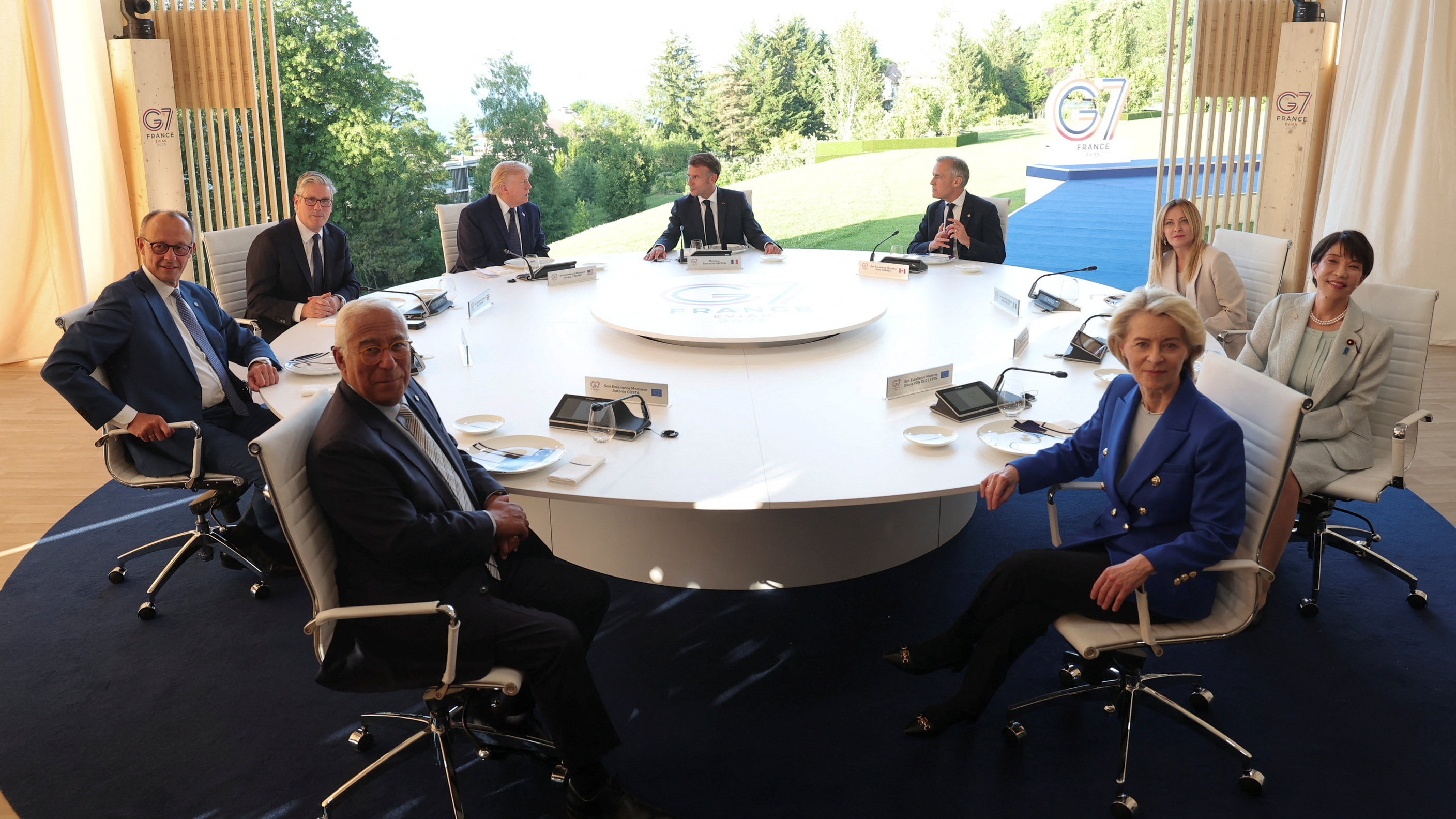 G7 समिट के दौरान (दाएं से) EU चीफ उर्सला लेयेन, जापानी पीए ताकाइची, इटली पीएम मेलोनी, कनाडाई पीएम कार्नी, फ्रेंच पीएम मैक्रों, ब्रिटिश पीएम स्टार्मर, जर्मन चांसलर मर्त्ज और EU काउंसिल के चीफ एंटोनियो कोस्टा।