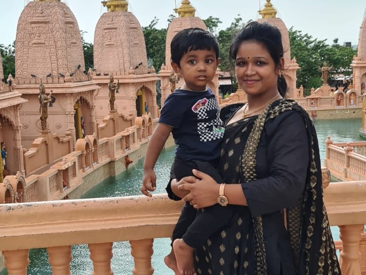 छोटे बेटे अर्श (2 साल) के साथ काजुली।