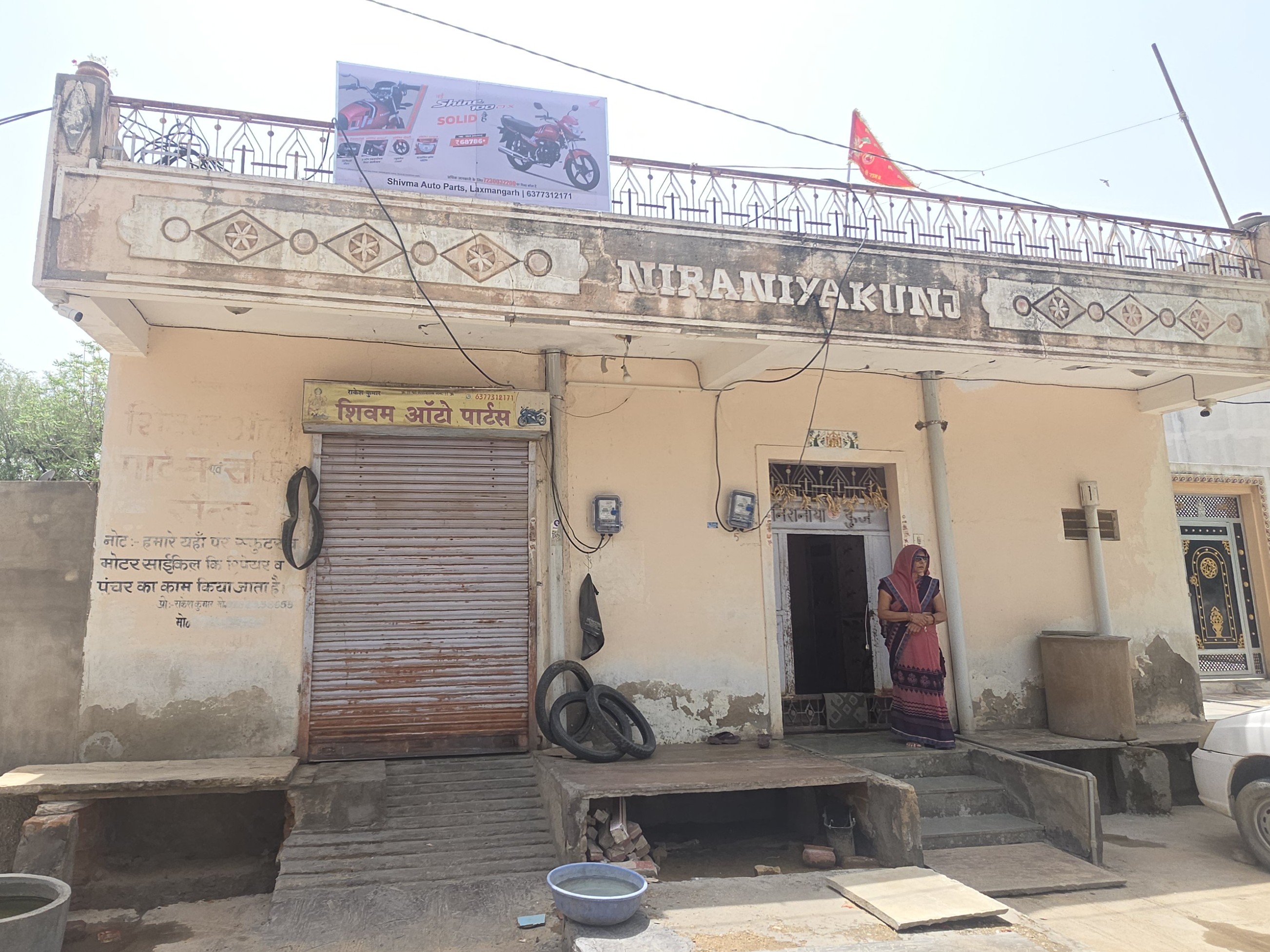 बाइक रिपेयरिंग की दुकान के बाहर खड़ी बाइक चुरा कर फरार हो गया था आरोपी।