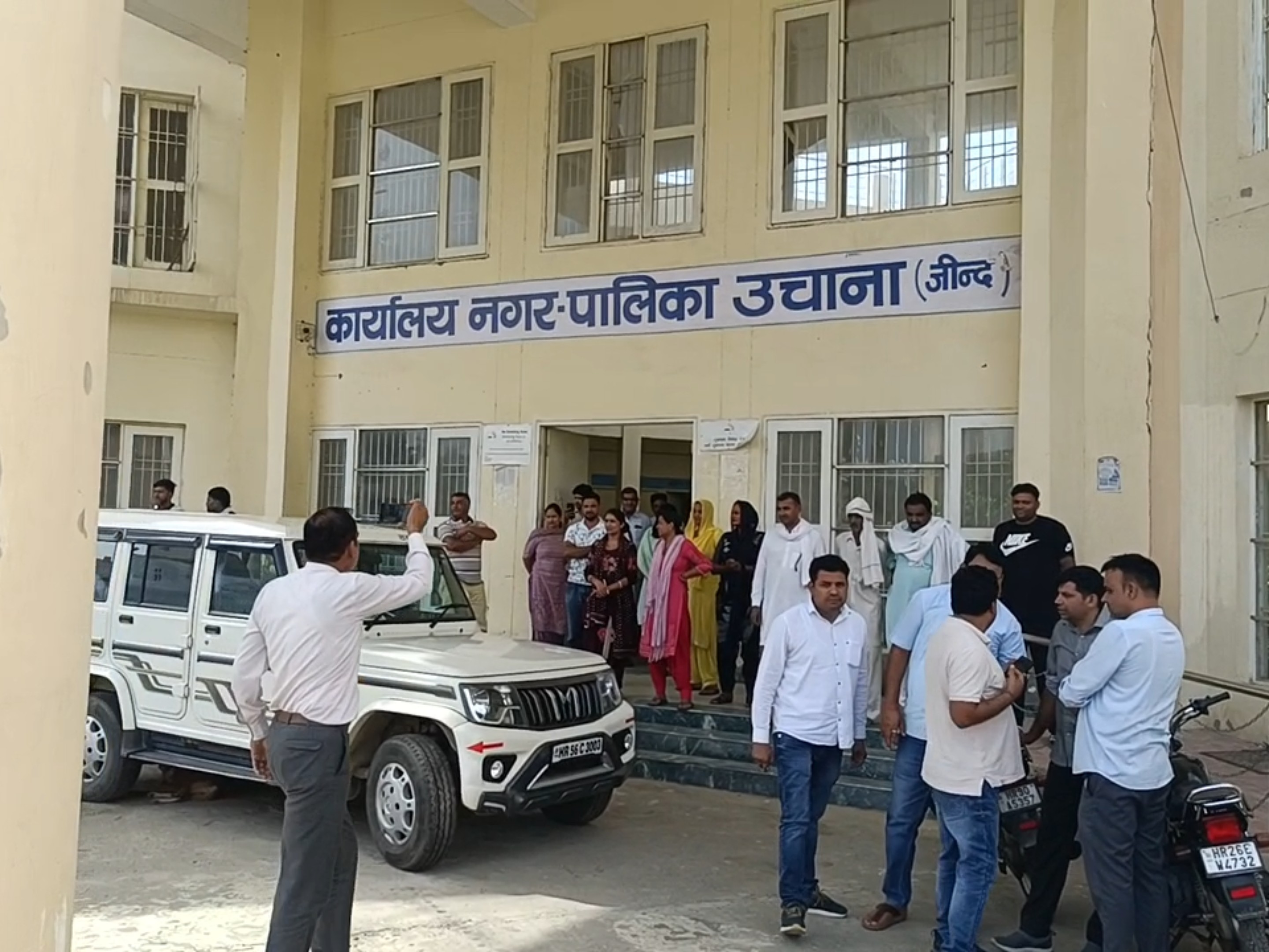 उचाना नगर पालिका के बाहर लगी भीड़।