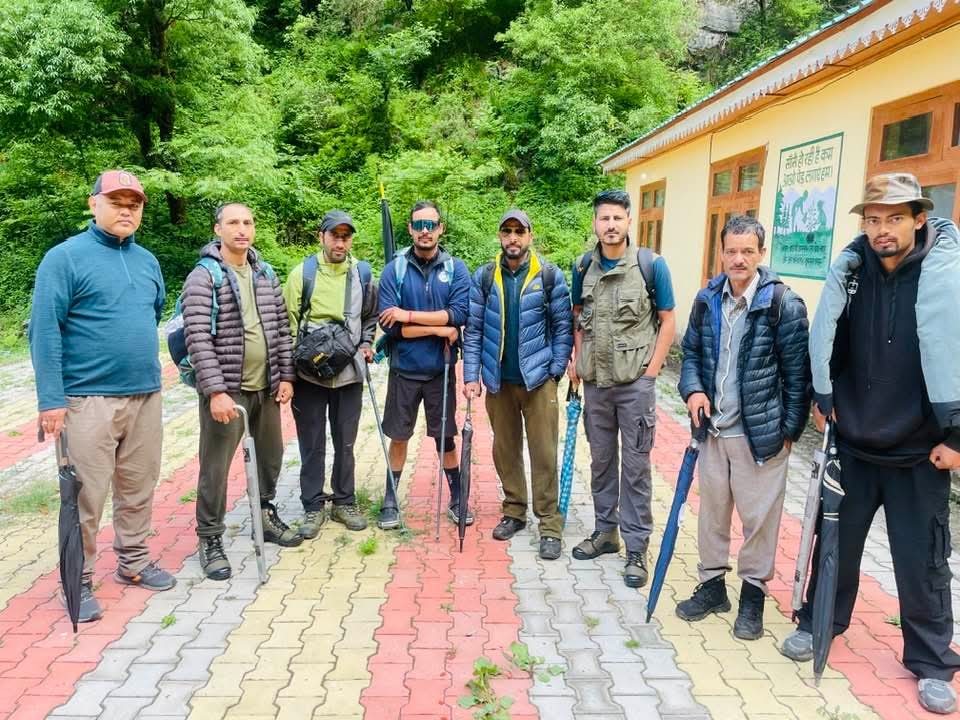 यात्रा से कुछ दिन पहले रास्ते का जायजा लेने श्रीखंड गया गया दल।