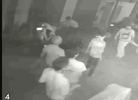 घर के बाहर खड़े हुए वाहनों को तोड़ते हुए बदमाश