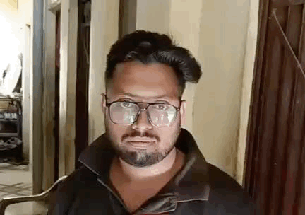 जानकारी देते हुए सत्यम।