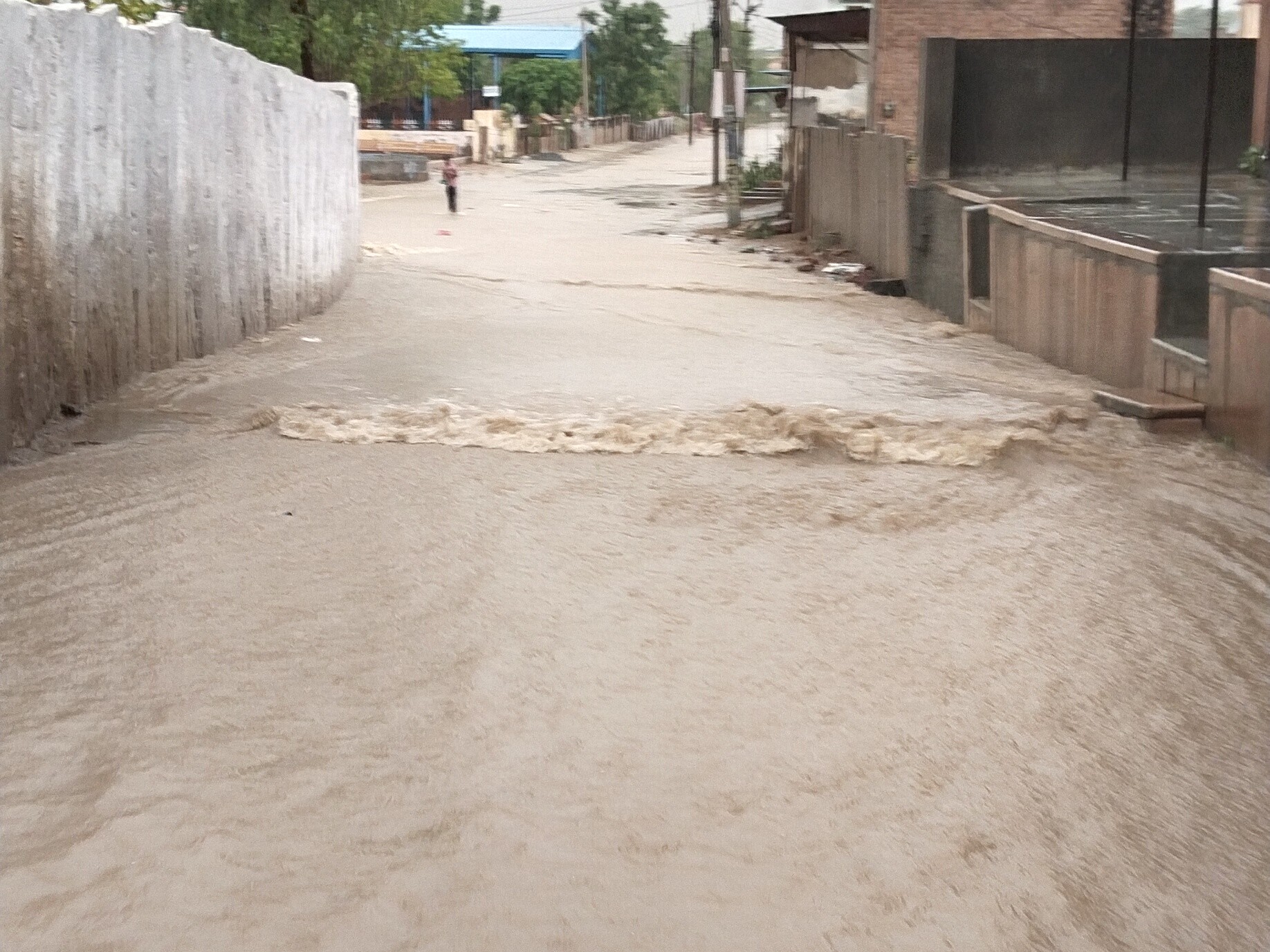 तेज बारिश के कारण क्षेत्र की गलियां और सड़कें पानी से भर गई।