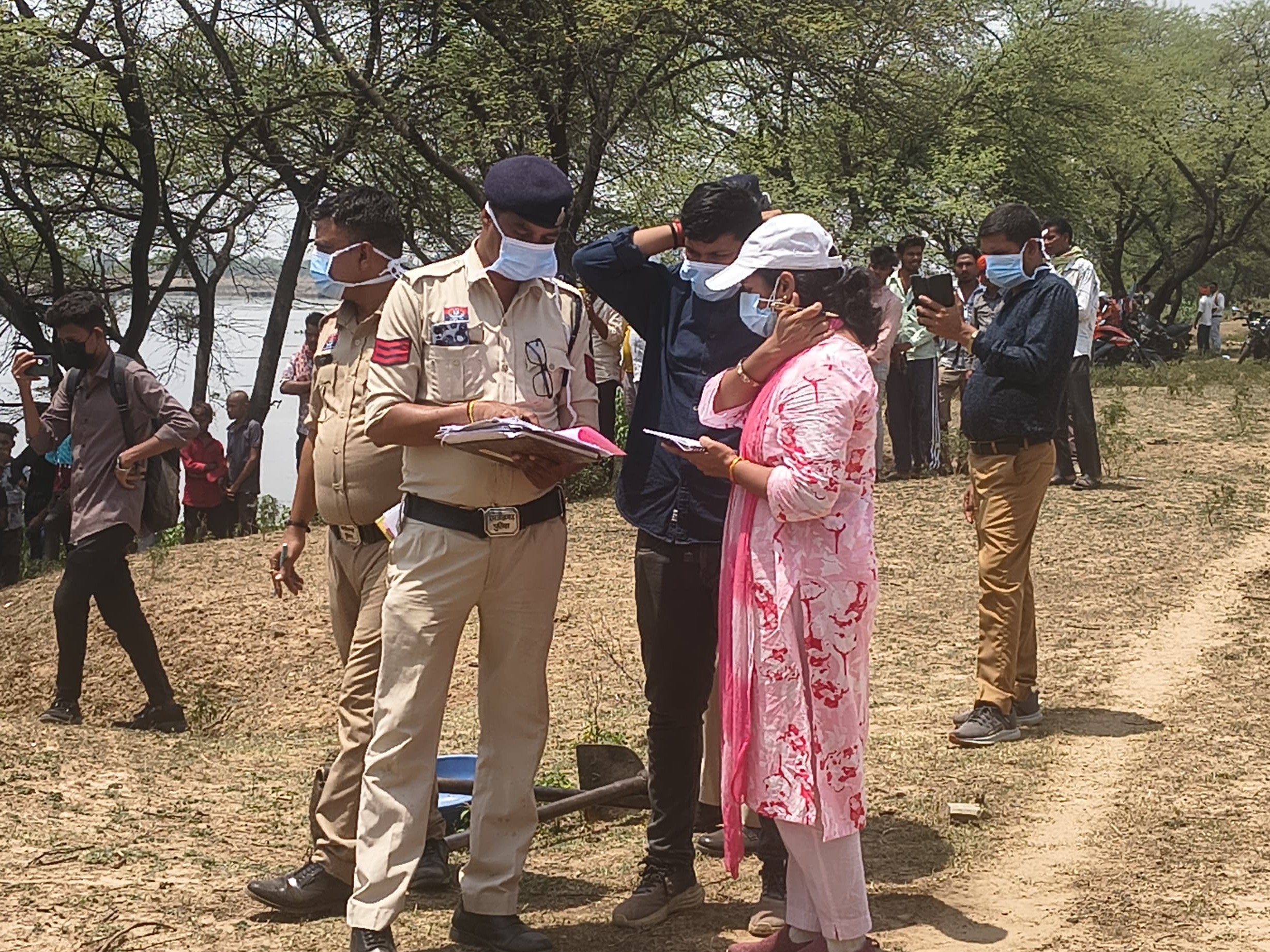 पुलिस, राजस्व विभाग और एफएसएल (फोरेंसिक साइंस लैब) की एक संयुक्त टीम जांच कर रही है।