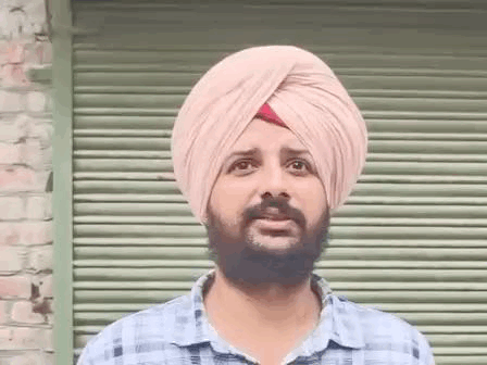जानकारी देते हुए पुलिस अधिकारी।