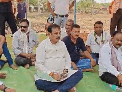 सांसद विजय बघेल अंतिम संस्कार में शामिल हुए।