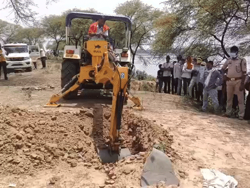 बलौदाबाजार जिले के खरवे गांव में जांच के लिए 6 और शव कब्र से निकाले गए। - Dainik Bhaskar