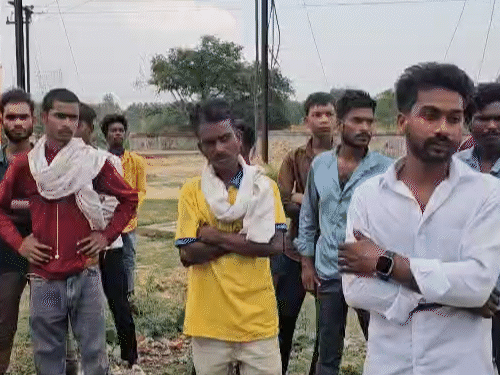 घटना के बाद ग्रामीणों ने कार्रवाई की मांग की है।