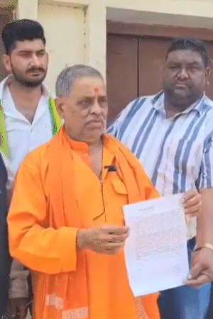 धर्मसेना के संस्थापक संतोष दुबे ने थाने में शिकायत दे दी है, लेकिन अभी FIR दर्ज नहीं हुई है।