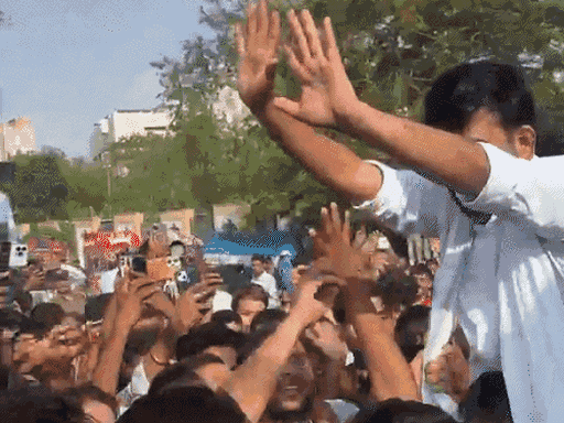जयपुर में शहीद स्मारक पर विरोध प्रदर्शन में पहुंचे कॉकरोच जनता पार्टी के संस्थापक अभिजीत दीपक को युवकों ने थप्पड़ मार दिया.