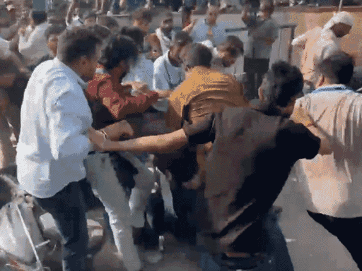हमलावर युवकों को अभिजीत दीपक के समर्थकों ने पकड़ लिया और पिटाई कर दी.