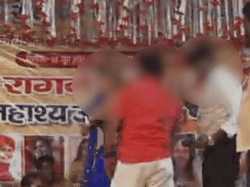 इस छेड़खाड़ी के बाद डांसर ने आयोजकों के सामने विरोध जताया था।