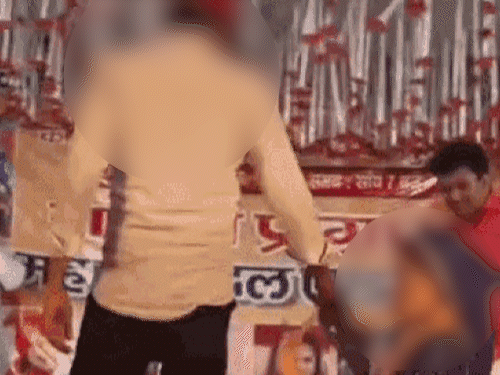 स्टेज शो के दौरान युवक ने हरियाणवी डांसर के कपड़ों में रुपए डालने की कोशिश भी की थी।