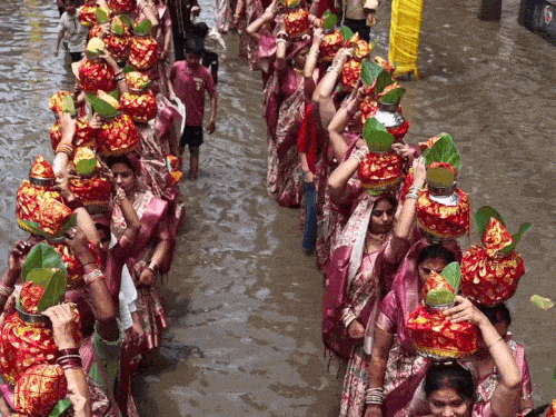 हरियाणा के हांसी में तेज बारिश से सड़कों पर पानी भर गया। मंदिर से निकाली गई कलश यात्रा में महिलाओं को घुटने तक पानी में होकर गुजरना पड़ा।