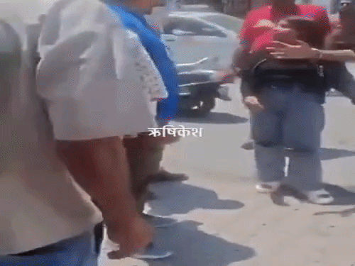 पुलिस से झड़प के बीच टूरिस्ट स्थानीय लोगों को भी सफाई देते नजर आ रहा है।