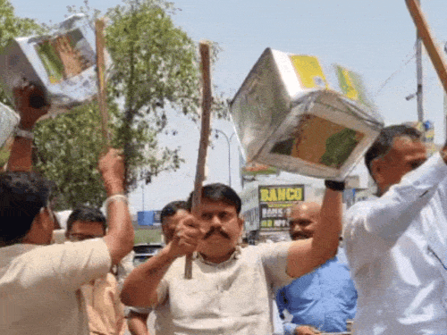 करीब आधे घंटे तक पीपे और सीटी बजाई।