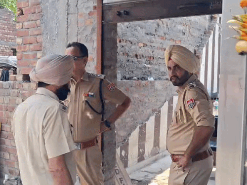 मौके पर मौजूद पुलिस की टीम।