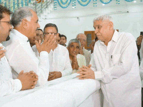 भाजपा विधायक धनाना आश्रम जाकर रामपाल से मुलाकात करते हुए। - Dainik Bhaskar