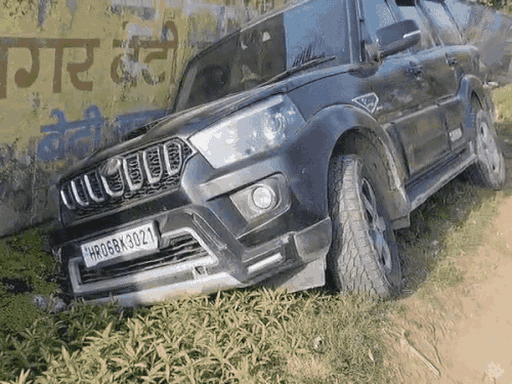 रविवार को नाले में गिरने के बाद स्कॉर्पियों को छोड़कर भागे बदमाश।