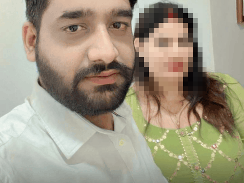महिला के साथ जिला प्रमुख का वायरल फोटो।